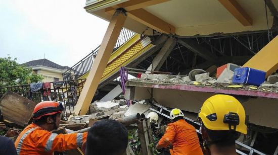 Al menos 34 muertos y más de 600 heridos tras un fuerte terremoto en Indonesia