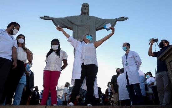 Brasil inicia su campaña de inmunización a los pies del Cristo Redentor
