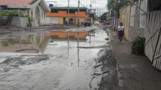 Fuerte lluvia afecta varias calles de Portoviejo