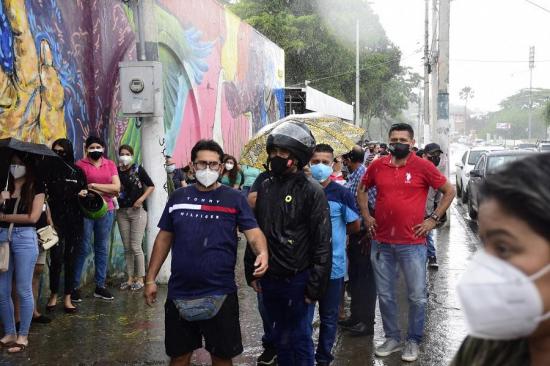 La lluvia en Manabí genera incomodidad en quienes acuden a votar