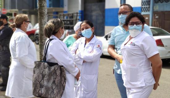 Personal sanitario del hospital de Chone piden el pago de horas extras y alza salarial