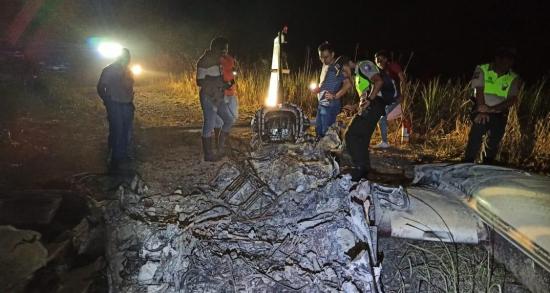 ESMERALDAS: En San Lorenzo encuentran avioneta incinerada con sustancias ilícitas