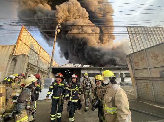 Incendio en la zona industrial de Guayaquil