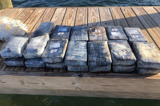 Buzo encuentra en Cayos de Florida una bolsa flotando con fardos de cocaína