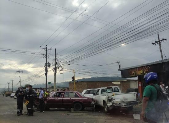 Colisión deja cinco carros con daños materiales, en Portoviejo