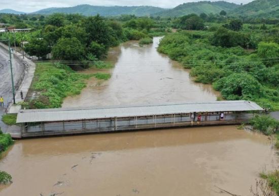 Municipio de Portoviejo ordena el cierre del puente El Cady y monitorea la creciente de los ríos