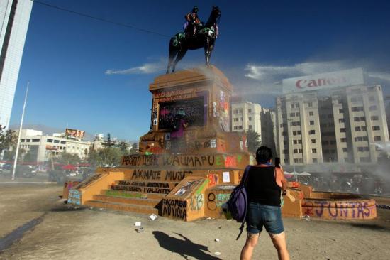 La policía dispersa con gases y agua la masiva marcha por el 8M en Chile
