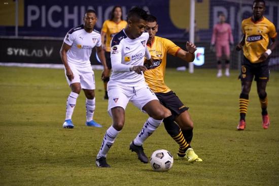 Liga de Quito y Barcelona empatan por 2-2 en el estadio Rodrigo Paz