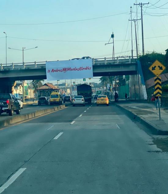 'Andrés, no mientas otra vez' llega a varias ciudades con pancartas gigantes